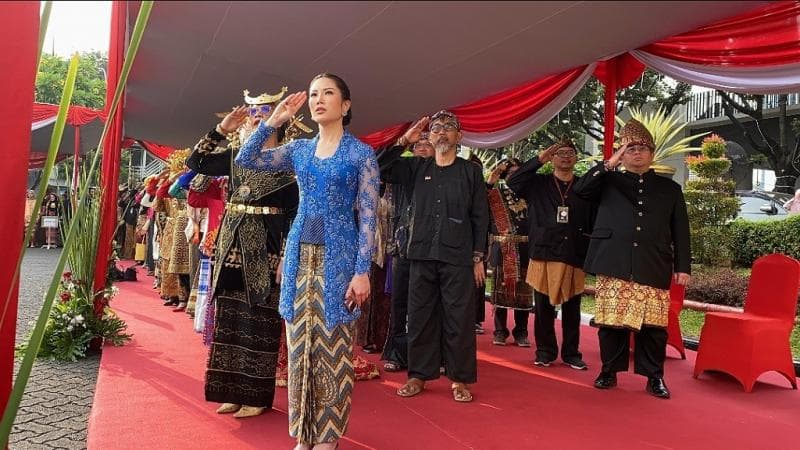 Hadiri Upacara HUT Ke-79 RI di Kemenparekraf, Angela Tanoesoedibjo Anggun dengan Kebaya Biru