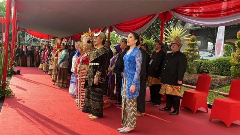 Momen Angela Tanoesoedibjo Antusias Ikuti Upacara HUT Ke-79 RI di Kantor Kemenparekraf