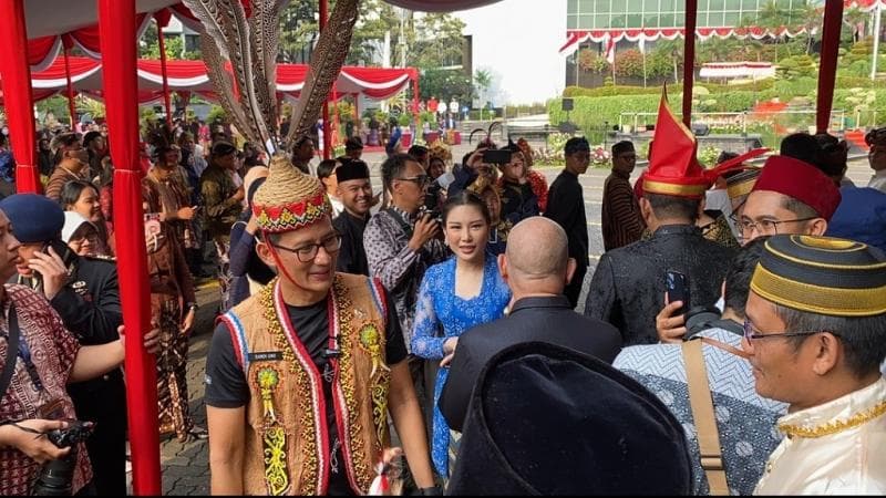 Upacara HUT Ke-79 RI Terakhir di Kantor Kemenparekraf, Sandiaga Uno dan Angela Tanoesoedibjo Pamit