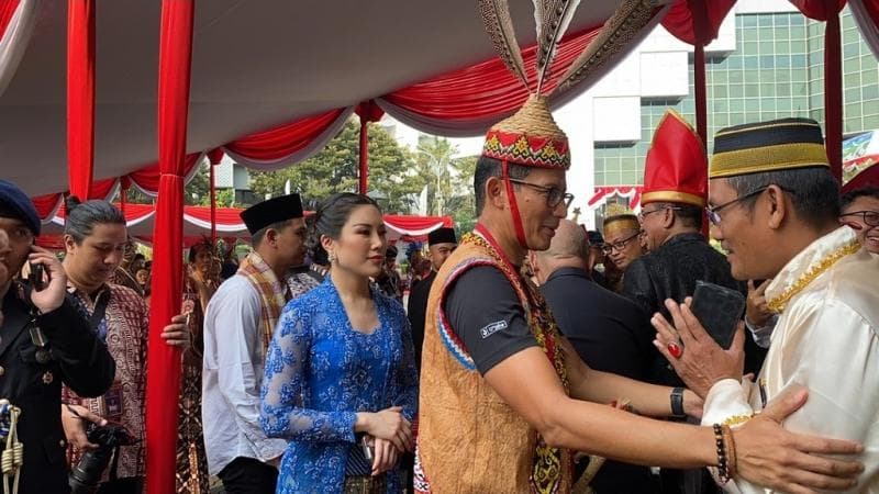 Sandiaga Uno Didampingi Angela Tanoesoedibjo Serahkan Satya Lencana Kepariwisataan di Upacara HUT Ke-79 RI