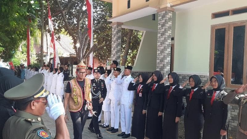 Momen Sandiaga Uno Pimpin Upacara HUT RI di Pulau Pramuka, Tampil dengan Baju Adat Dayak