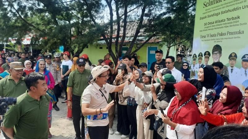 Seru! Sandiaga Uno Disambut Tarian Pulang Babang saat Berkunjung ke Kepulauan Seribu