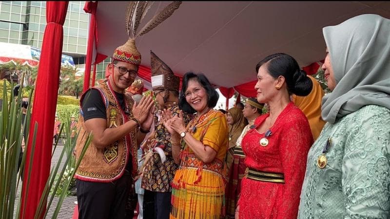 Pimpin Upacara HUT Ke-79 RI di Kemenparekraf, Sandiaga Uno Pakai Busana Adat Kaltim