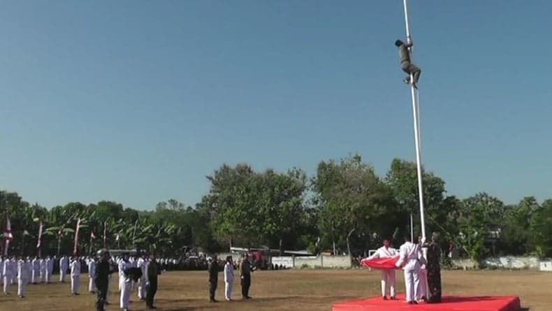 Aksi Heroik Anggota Satpol PP Lamongan di HUT RI, Panjat Tiang Bendera Pasang Kait Terlepas