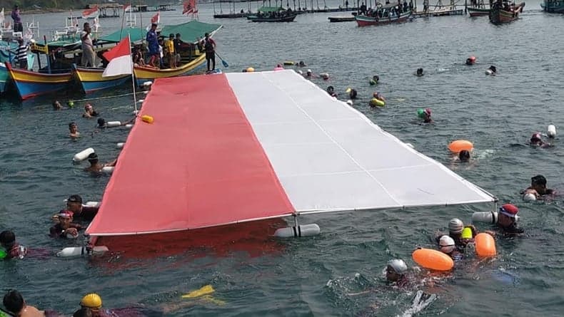 Hebat! Perenang Lampung Pecahkan Rekor Dunia Bawa Bendera Merah Putih Sejauh 8,3 Km di Laut