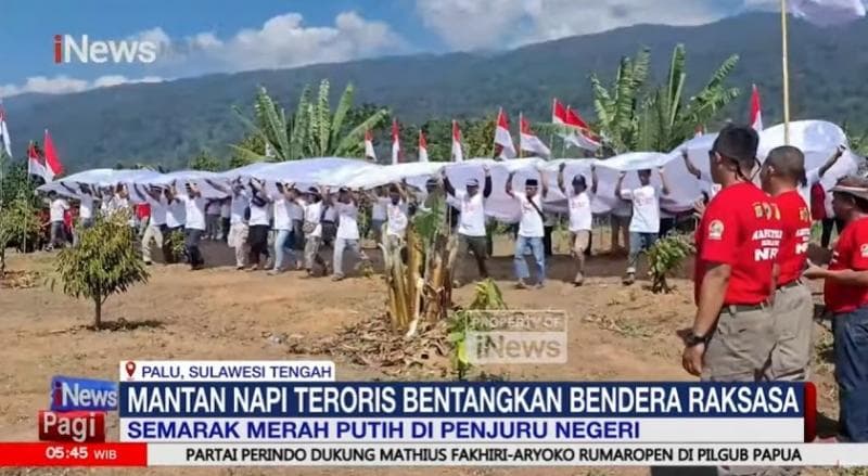 Mantan Napi Teroris Bentangkan Bendera Raksasa di Poso