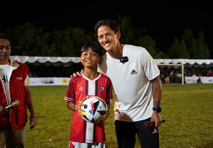 Irfan Bachdim Beri Coaching Clinic di Relawan Bakti BUMN Jembrana