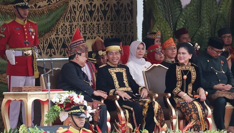 Keakraban Jokowi dan Prabowo saat Upacara HUT ke-79 RI di IKN, Saling Lempar Senyum