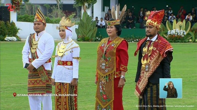 Jokowi Bagikan Sepeda ke 7 Undangan Pemakai Baju Adat Terbaik dalam Upacara di IKN