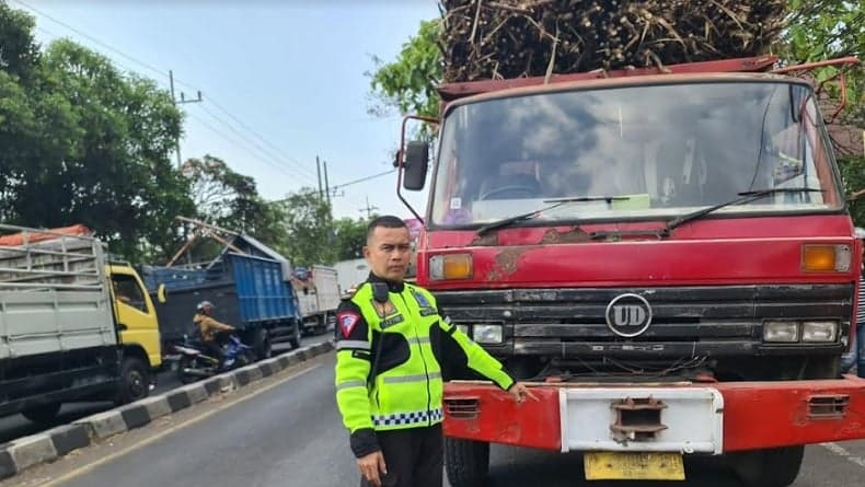 2 Pemotor Berboncengan di Malang Kecelakaan, 1 Tewas Terlindas Truk 1 Terluka Parah