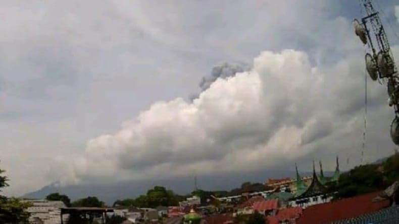 Gunung Marapi Erupsi Hari Ini, Muntahkan Abu Vulkanis Disertai Suara Dentuman