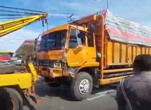 Truk Tabrak Minibus di Tebingtinggi gegara Hindari Emak-Emak, Puluhan Penumpang Luka