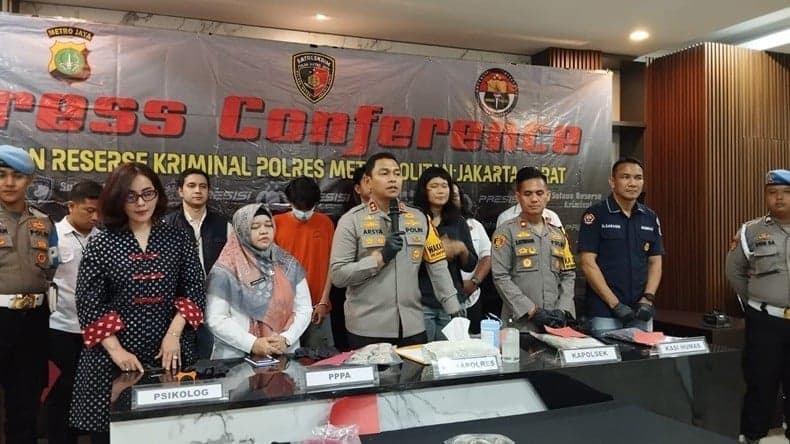 Tak Diajak Selfie, Pria di Jakbar Banting dan Cekik Pacar