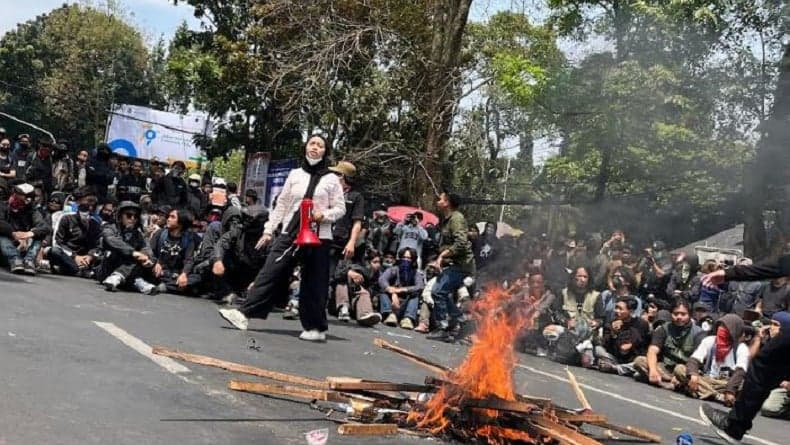 Demo Hari Ini di Bandung, Massa Mahasiswa Berpakaian Serba Hitam Bergerak Lawan Tirani