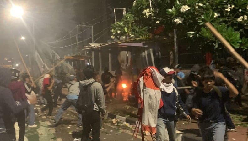 Demonstran Bertahan di Depan Gedung DPR Malam Ini, Puluhan Pelajar SMA Hancurkan Halte 