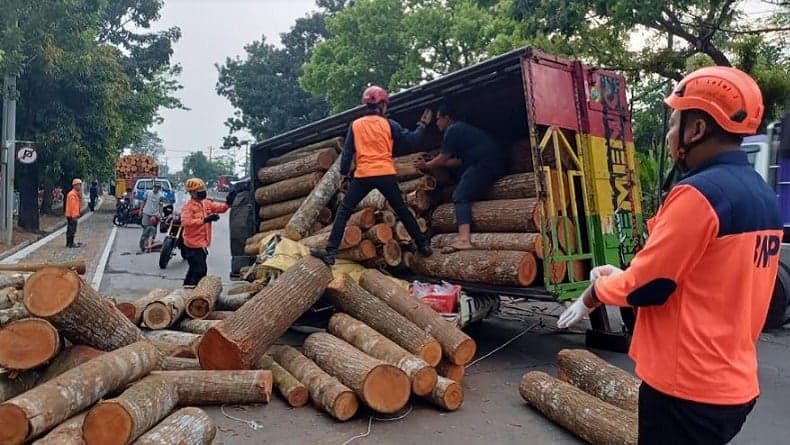 Terungkap! Identitas Suami Istri Tewas Kecelakaan Tertimpa Truk di Depan Kodam Diponegoro