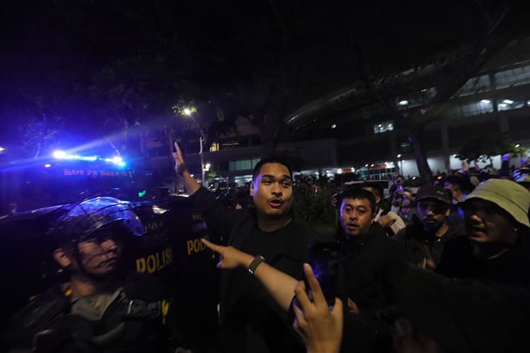 Menpora Dito Ariotedjo Turun ke Jalan Datangi Polisi yang Pukul Mundur Massa Pendemo