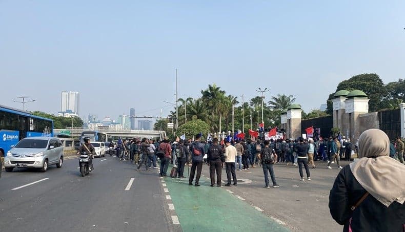 Ratusan Massa Masih Bertahan di Gedung DPR, Arus Lalin Jalan Gatsu Ramai Lancar