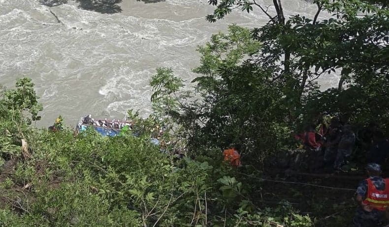 Bus Terguling Nyaris Masuk Sungai di Nepal, Korban Tewas Jadi 27 Orang