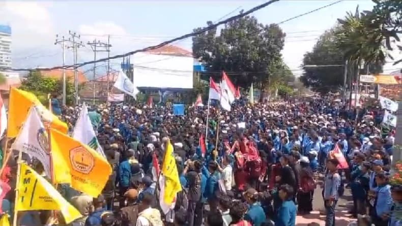 Demo Tolak Revisi UU Pilkada Berlanjut, Ribuan Mahasiswa di Lampung Long March ke DPRD