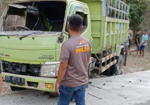 Dump Truk Terguling usai Tabrak Motor di Sumba Timur NTT, 4 Orang Tewas