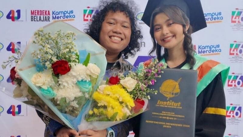 Marshel Widianto Rayakan Wisuda Istri di Tengah Aksi Demo RUU Pilkada, Netizen: Gak Malu Sama Komika Lain?