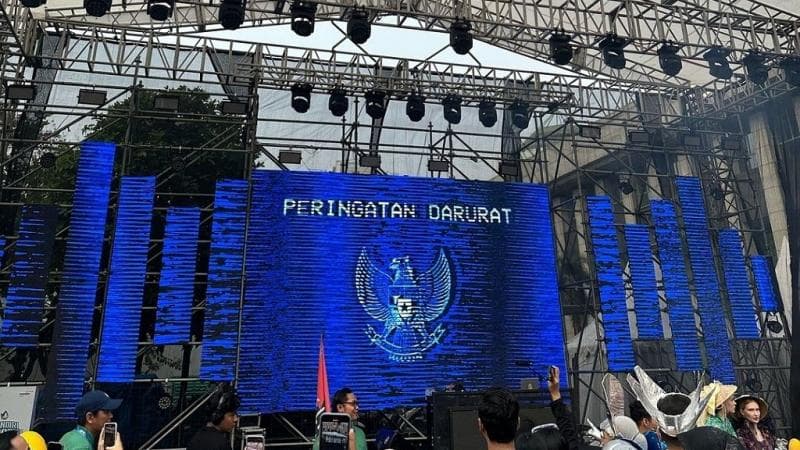 4 Musisi Pasang Visual Peringatan Darurat saat Manggung, Nomor 2 Diawali Suara Sirine