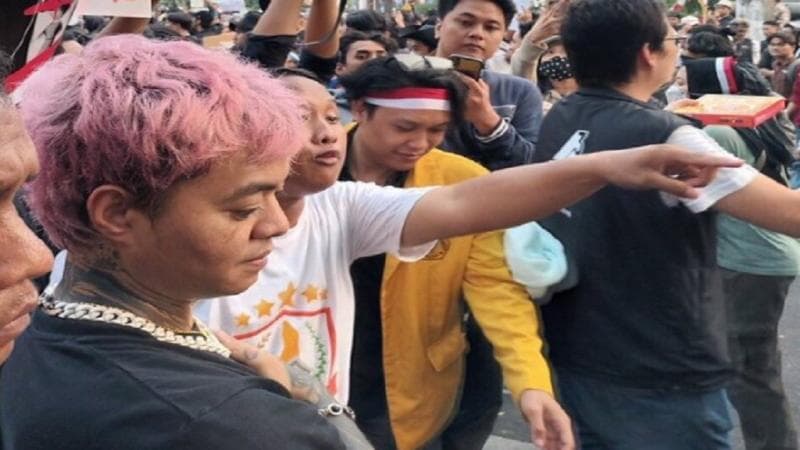 Viral Reza Arap Bagikan Makanan untuk Mahasiswa Demo di Depan Gedung KPU, Netizen Salut