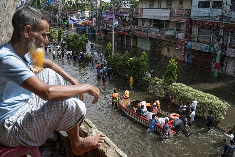 Jutaan Warga Bangladesh Terdampak Banjir Besar Berbondong-bondong Mengungsi