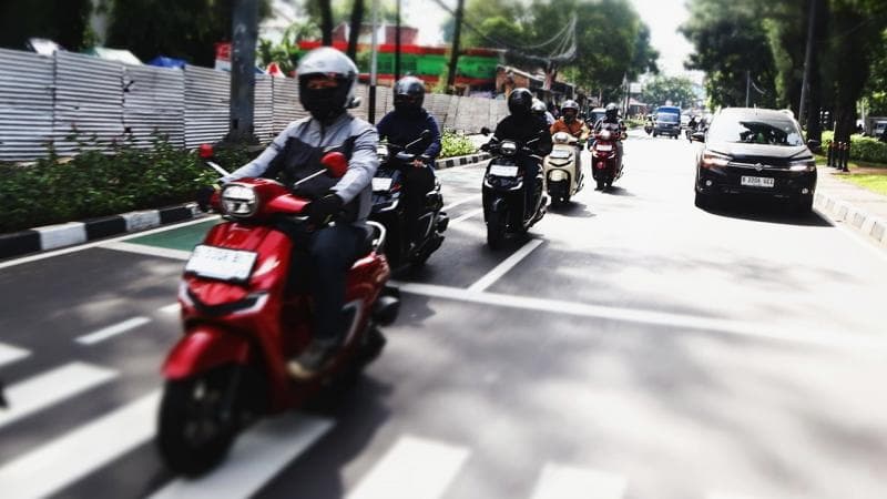 Jangan asal Serobot, Perhatikan Tanda Garis Marka Jalan dan Lampu Sein saat Akan Menyalip