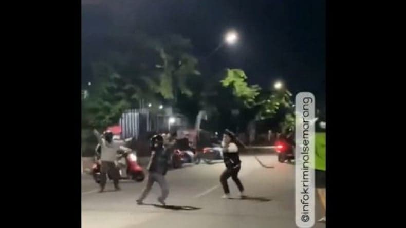 Viral Aksi Saling Serang 2 Kelompok Gangster di Semarang, Saling Bacok di Tengah Jalan