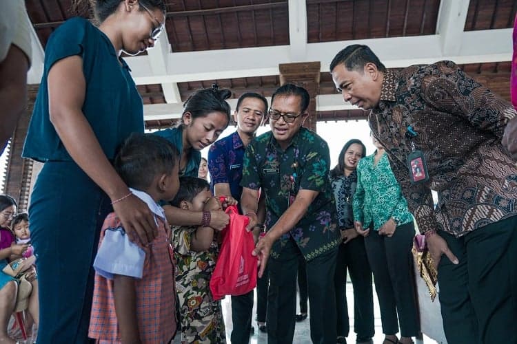 Cegah Stunting, Dinas Perikanan Badung Beri Paket Olahan Ikan untuk Warga Desa Baha