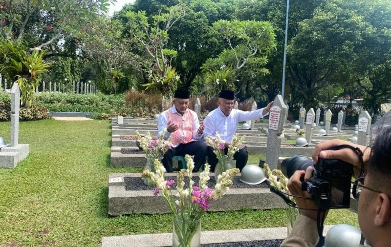 Syaikhu-Ilham Berziarah ke Makam BJ Habibie di TMP Kalibata Jakarta