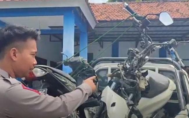 Kecelakaan Beruntun Mobil vs 2 Motor di Bangkalan, 1 Orang Tewas 2 Luka-Luka