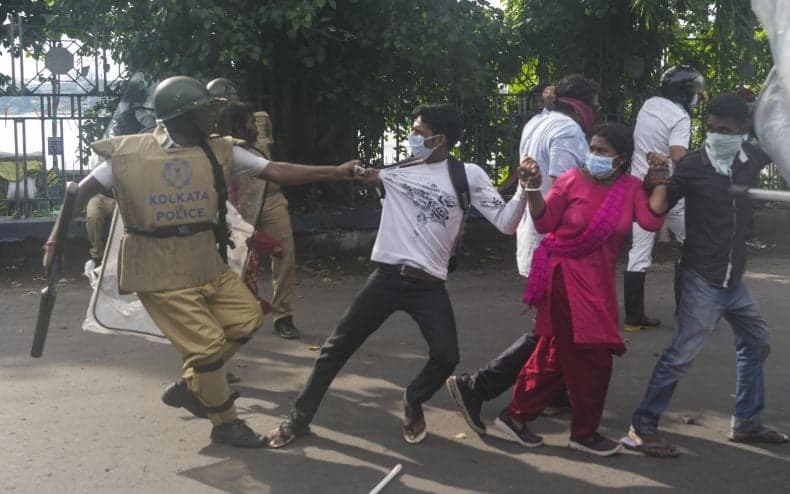 Demonstrasi Pemerkosaan Dokter di India Berlanjut, Massa Blokir Rel Kereta dan Jalan