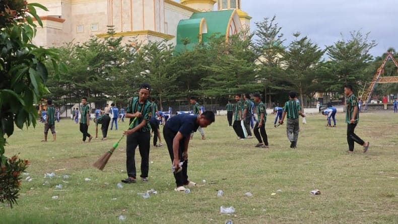 Usai Pendaftaran Pilkada di KPU NTB, Relawan Rohmi-Firin Bersihkan Sampah di Jalan