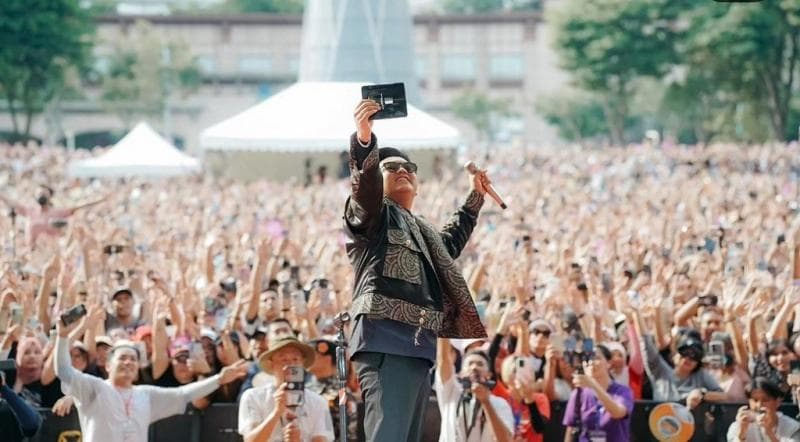 Viral! Denny Caknan Konser di Taiwan Bawa Putrinya, Sekeliling Panggung Dipenuhi Lautan Manusia