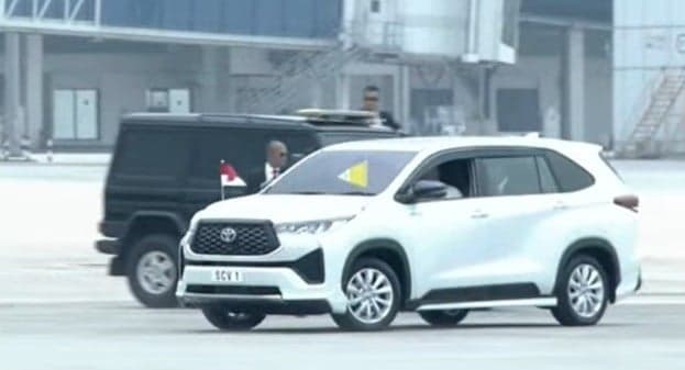 Potret Paus Fransiskus Naik Kijang Innova Zenix Hybrid saat Tiba di Bandara