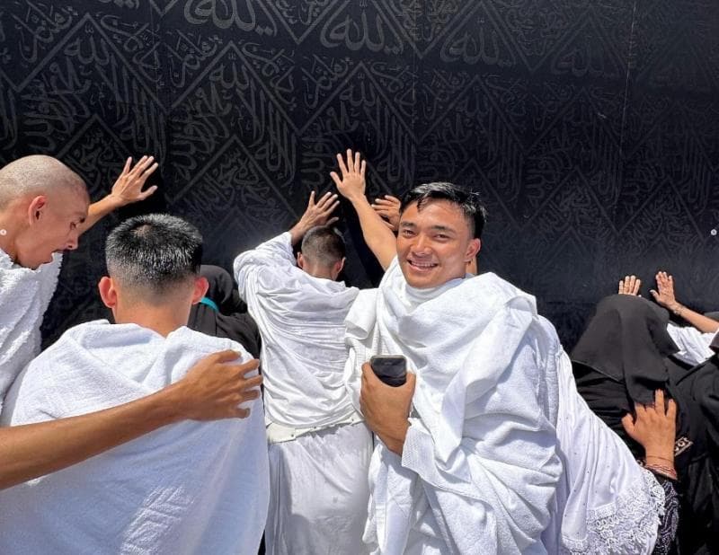 Ernando Ari Foto Sambil Pegang Ka'bah, Netizen Indonesia: Insya Allah Cleansheet!