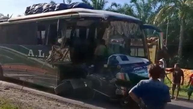 Bus ALS Tabrak Truk Tangki di Jalinsum Labusel, Sopir Kabur