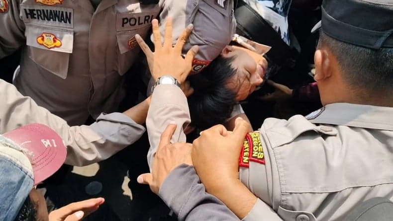 Demo di DPRD Kota Cilegon Ricuh, Saling Dorong hingga Rambut Mahasiswa Ditarik Polisi