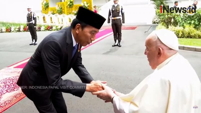 Momen Paus Fransiskus Tiba di Istana Negara, Disambut Langsung oleh Jokowi 