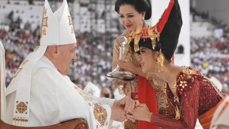 Momen Sakral Lyodra Diberkati Paus Fransiskus di Misa Akbar GBK, Tak Berhenti Tersenyum