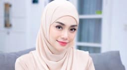 Celine Evangelista Tampil Berhijab, Umi Pipik: Masya Allah Cantik Banget