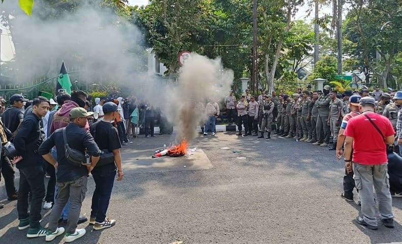 Warga Demo di Kantor Pemkab Bogor soal Penertiban Pedagang di Jalur Puncak