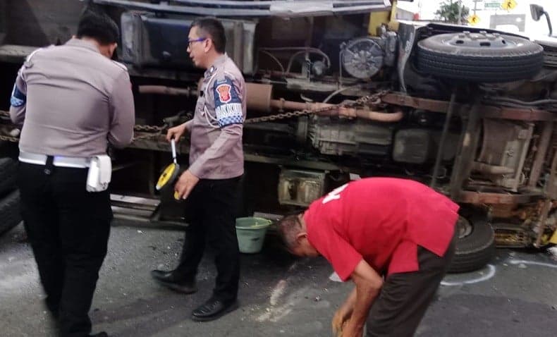 Truk Adu Banteng dengan Mobil di Jalur Puncak, Tak Ada Korban Jiwa