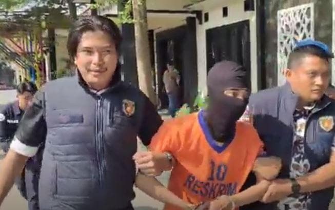 Dor! Polisi Tembak 2 Perampok Bersenpi Spesialis Minimarket di Kediri Dor! Polisi Tembak 2 Perampok Bersenpi Spesialis Minimarket di Kediri