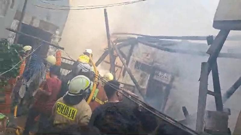 Rumah di Palmerah Jakbar Terbakar, 14 Mobil Damkar Diterjunkan