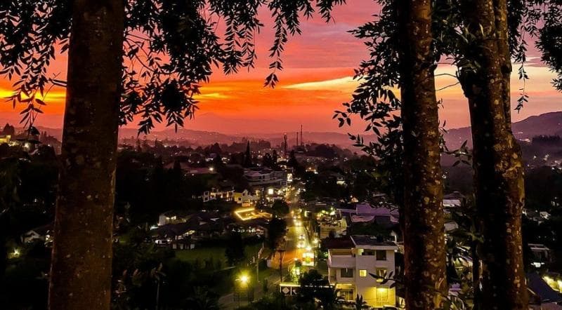 5 Tempat Dinner Romantis di Puncak, Pemandangan Sunset dan Danaunya Menakjubkan