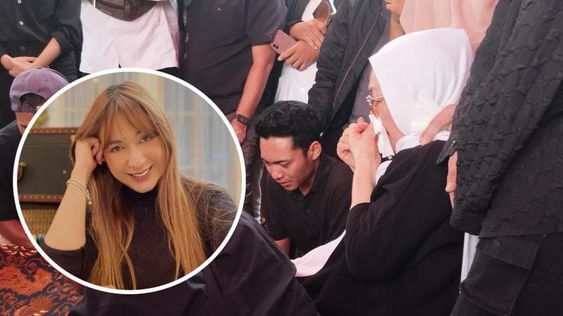 Tangis Keluarga Pecah saat Jenazah Puput Novel Dimakamkan di TPU Sanjaya Kebayoran Baru